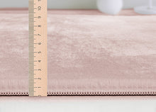 Lade das Bild in den Galerie-Viewer, Focus kuschelig warmer Fellteppich 47 55-Rose