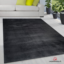 Lade das Bild in den Galerie-Viewer, Focus kuschelig warmer Fellteppich 47 90-Black